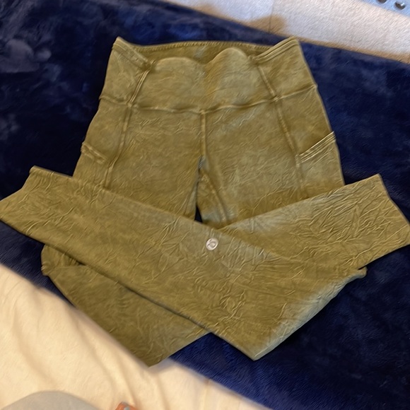 Size 4 Lululemon leggings 25 inch length - Picture 4 of 4